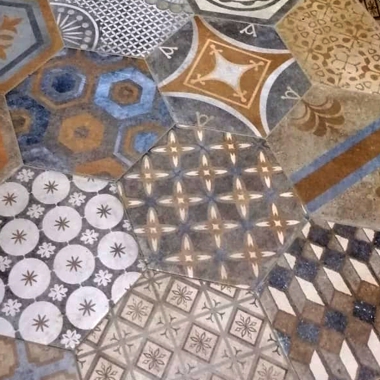 Fußboden mit sechseckigen, sehr unterschiedlichen Ornamentikfliesen verfliest