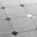 quadratische graue Bodenfliesen mit braunen Eckelementen